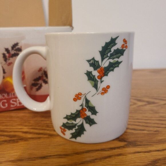 Alco Industries Holiday Mug Set 4-Piece Vintage Holly Leaves and Berries No 1149 - Picture 5 of 15